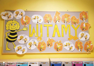 Zdjęcie tablicy grupy Pszczółki z ułożonymi przez dzieci puzzlami przedstawiającymi Pszczółkę Maję.