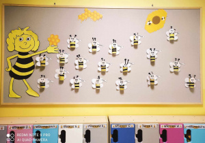 Zdjęcie tablicy grupy Pszczółki z wykonanymi przez dzieci rolkowymi pszczółkami.