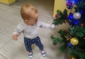 Magda przy świątecznym drzewku.