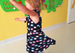 Zdjęcie tańczącej Lilianki w Dniu Kropki.
