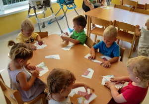 Dzieci z grupy Bierdoneczki przy stole układają puzzle.