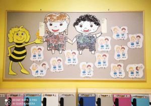 Zdjęcie tablicy grupy Pszczółki z ułożonymi przez dzieci puzzlami.