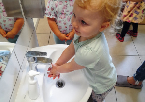 Zoja myje swoje rączki cieplutką wodą.