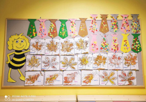 Zdjęcie tablicy grupy Pszczółki z wykonanymi przez dzieci kolorowymi ryżowymi liśćmi.