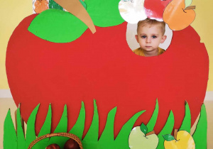 Pamiątkowe zdjęcie Szymona w czerwonym jabłuszku.