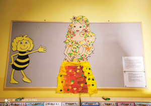 Zdjęcie tablicy grupy Pszczółki z wykonaną przez dzieci Panią Jesienią.