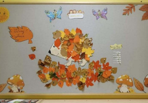 Zdjęcie tablicy grupy Motylki z wykonanymi przez dzieci pracą plastyczną pt. ,,LIŚCIASTY JEŻ''.