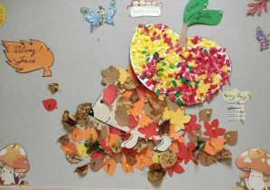 Zdjęcie tablicy grupy Motylki z wykonaną przez dzieci pracą plastyczną pt. ,,Bibułowe jabłuszko''.