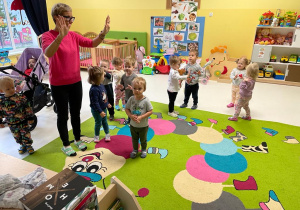 Zdjęcie dzieci biorących udział w zabawie z muzyką w tle.
