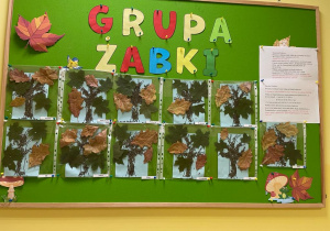 Tablica z gotowymi pracami dzieci z grupy Żabki.