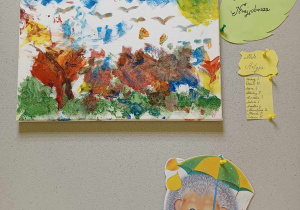 Zdjęcie tablicy grupy Motylki z wykonaną przez dzieci pracą plastyczną pt. ,,KRAJOBRAZ''.