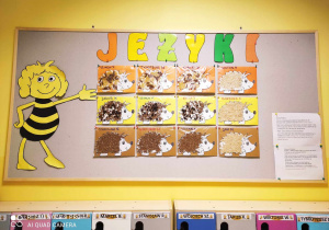 Zdjęcie tablicy grupy Pszczółki z wykonanymi przez dzieci pracami plastycznymi.
