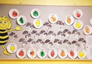 Zdjęcie tablicy grupy Pszczółki z wykonanymi przez dzieci pracami plastycznymi pt. ,,Jesienne talerzykowe liście''.