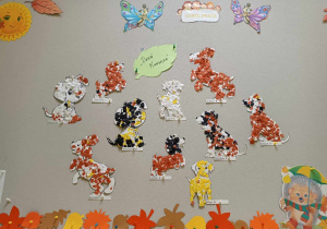 Zdjęcie tablicy grupy Motylki z wykonanymi przez dzieci pracami plastycznymi pt. ,,BIBUŁOWE KUNDELKI''.