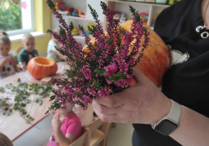 Zdjęcie przepięknego fioletowego wrzosu, który będzie jednym z elementów jesiennych wazonów.