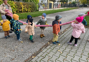 Spacer dzieci po bliskiej okolicy.