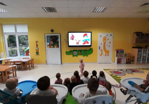 Dzieci oglądające filmik w Dzień Postaci z Bajek.