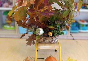 Zdjęcie wykonanej przez dzieci przepięknej jesiennej kompozycji z jesiennych darów.