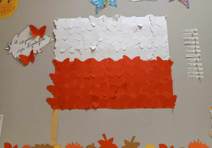 Zdjęcie flagi Polski wykonanej przez dzieci z grupy Motylki.