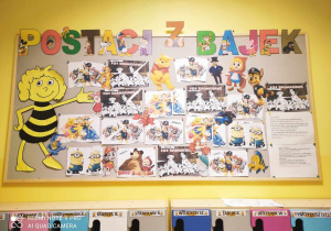 Zdjęcie tablicy grupy Pszczółki z ułożonymi przez dzieci bajkowymi puzzlami.