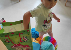 Nadia wyciąga z torby urodzinowej pierwszy batonik.