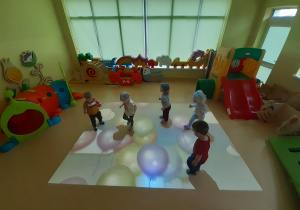 Dzieci podczas zabawy na magicznym dywanie.