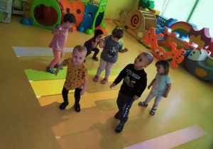 Zdjęcie dzieci z grupy Pszczółki podczas zabawy.