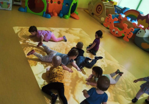Zabawa dzieci na podłodze interaktywnej.