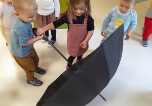 Dzieci oglądają parasol.