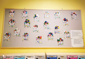 Zdjęcie tablicy grupy Pszczółki z wykonanymi przez dzieci pracami plastycznymi.
