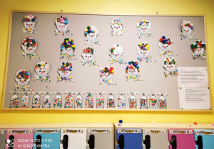 Zdjęcie tablicy grupy Pszczółki z wykonanymi prze dzieci pracami plastycznymi pt. ,,Plastelinowe kredki''.