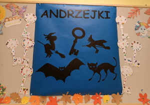 Tablica grupy Motylki z wykonaną przez opiekunki dekoracją z okazji Andrzejek.