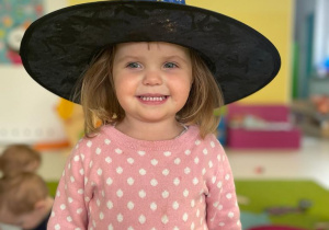 Dziewczynka w kapeluszu czarownicy.