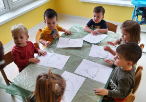 Dzieci siedzace przy stole podczas zajęć.