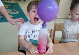 Zdjęcie szczęśliwego Miłosza, podziwiającego jak rośnie jego fioletowy balonik.