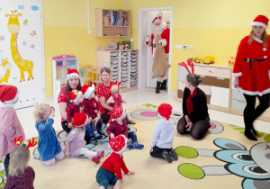 Dzieci z grupy Biedroneczki witają Świętego Mikołaja.