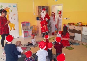 Dzieci z grupy Biedroneczki witają Świetego Mikołaja.