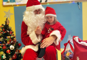 Zdjęcie dziewczynki i Świętego Mikołaja.