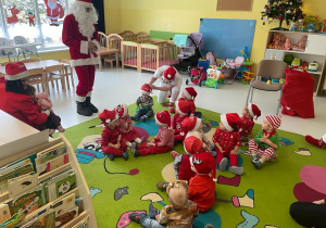Świety Mikołaj wita się z grupą Żabki.