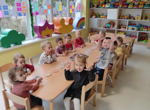 PSZCZÓŁKI DEKORUJĄ BOŻONARODZENIOWE PIERNICZKI