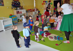 Dzieci klaszczą w dłonie razem z Panią Animator i Opiekunką.