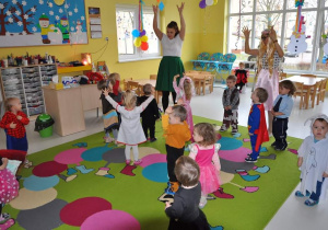 Zdjęcie tańczących dzieci z grupy Żabki.