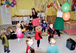 Zdjęcie tańczących dzieci z grupy Biedroneczki.