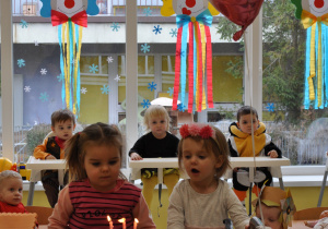 Gabrysia i Blanka zdmuchują świeczki z Tortu Urodzinowego.
