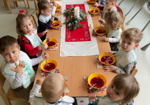 Dzieci z grupy Żabki przy świątecznym obiadku.