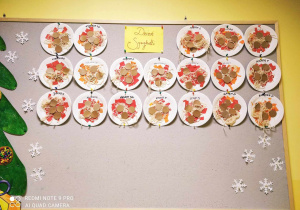 Zdjęcie tablicy grupy Pszczółki z wykonanymi przez dzieci pracami plastycznymi pt. ,,BIBUŁOWE SPAGHETTI''.