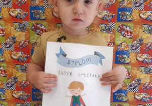 Julian i jego dyplom ,,Super Chłopaka''.