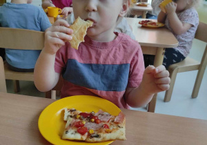 Pamiątkowe zdjęcie Daniela podczas jedzenia pizzy.