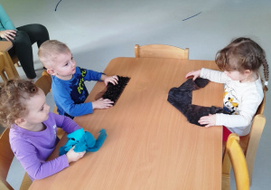 Zdjęcie dzieci oglądających tkaniny.