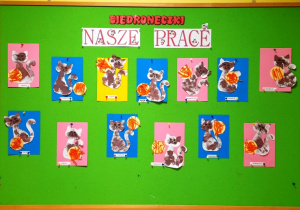 Gotowe prace dzieci z grupy Biedroneczki wiszące na tablicy.